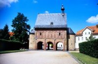 14 Lorsch-Karolingische Torhalle von der Klosterkirche gesehen